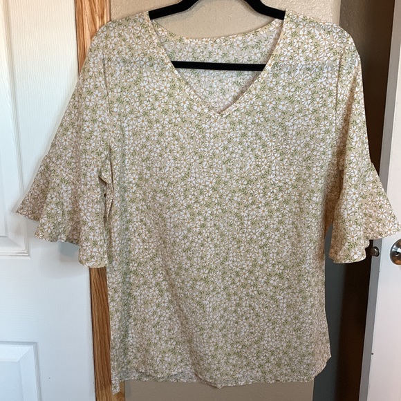 Daisy floral print flutter sleeve blouse NWT - Picture 4 of 5